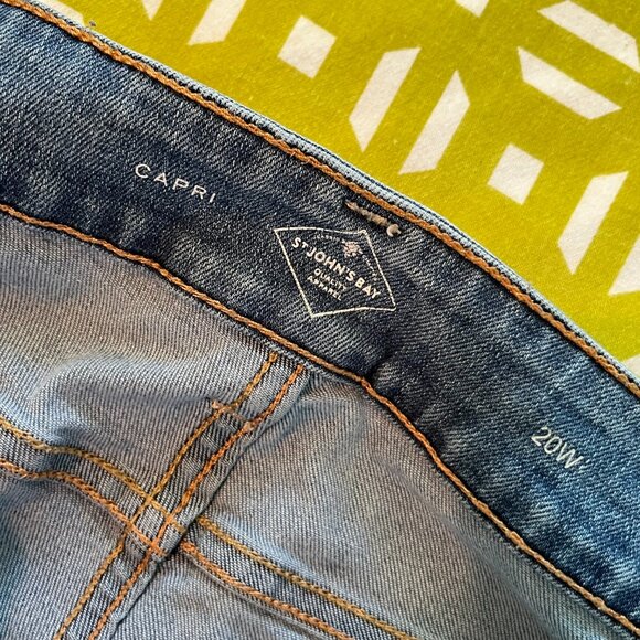 ❣️❣️St. John’s Bay Jean Capris❣️❣️ - Picture 7 of 8